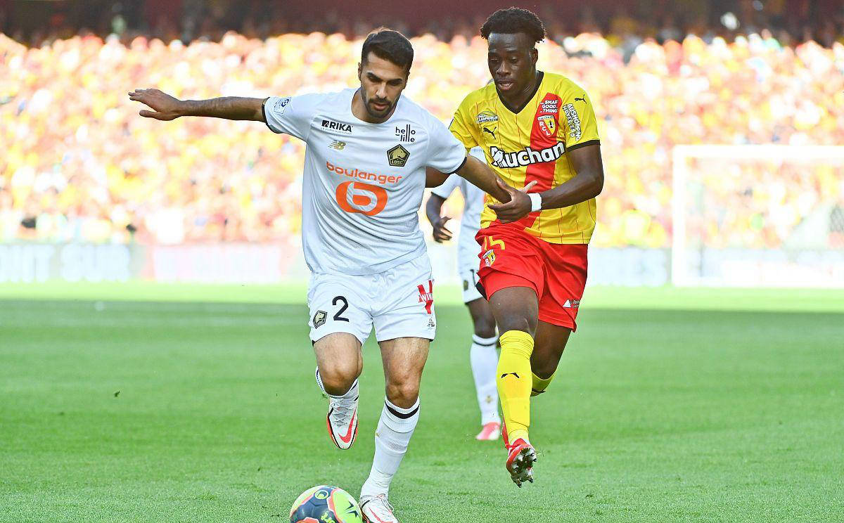 包含圣埃蒂安遭遇连败，球队面临严峻考验的词条