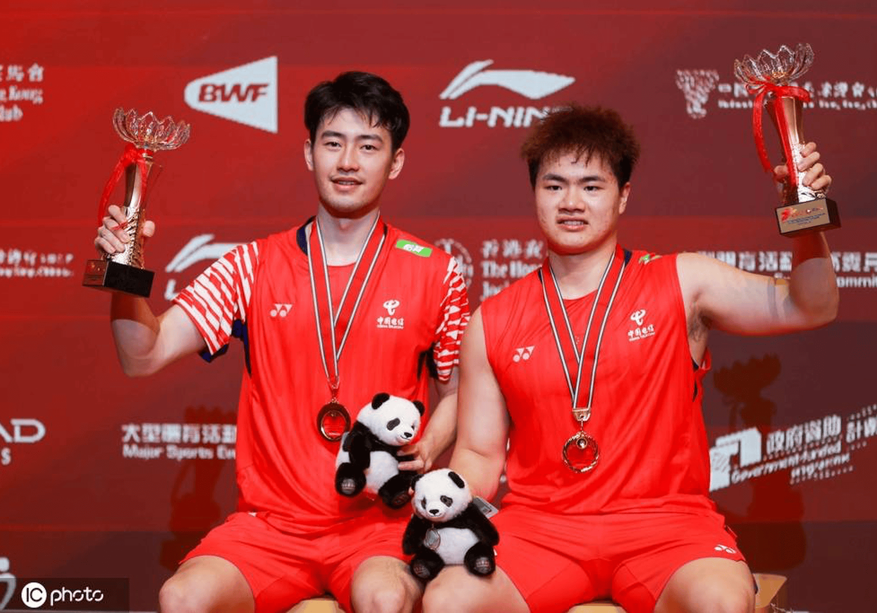 网球选手在双打比赛中携手登顶领奖台