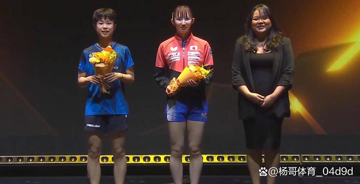 网球选手在双打比赛中携手登顶领奖台