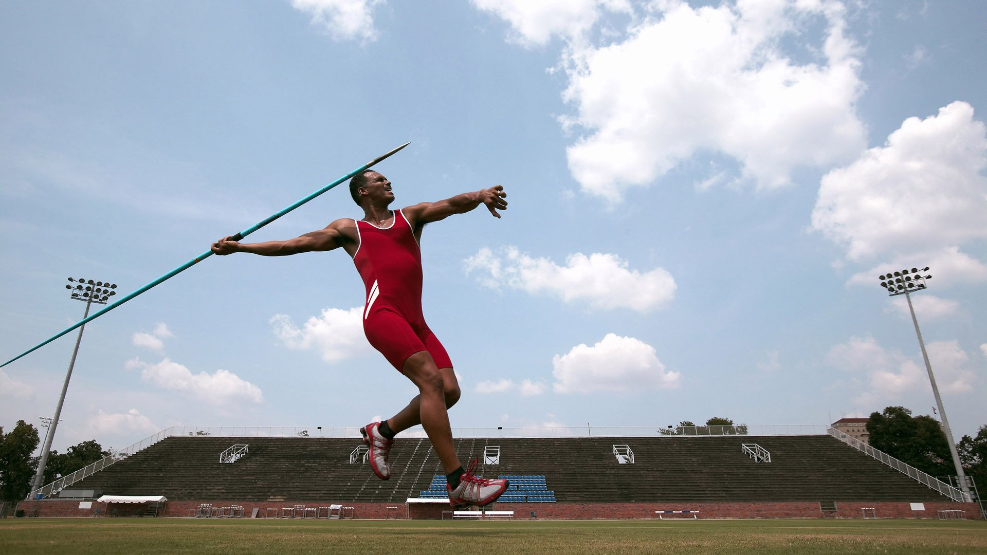 赛道风云，周冠宇惊艳四座，梅赛德斯强势碾压迈凯伦