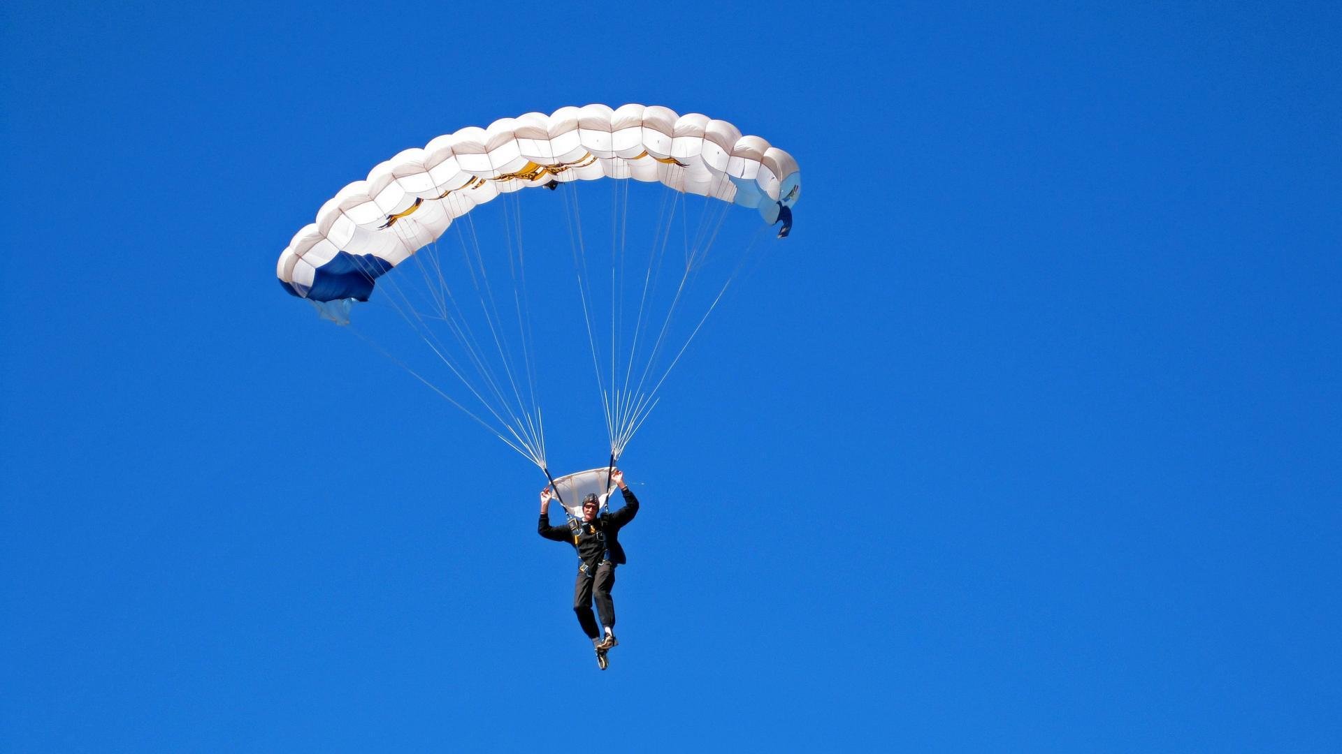 草地上的逆袭，梅德韦杰夫温网力克美网冠军的高光时刻